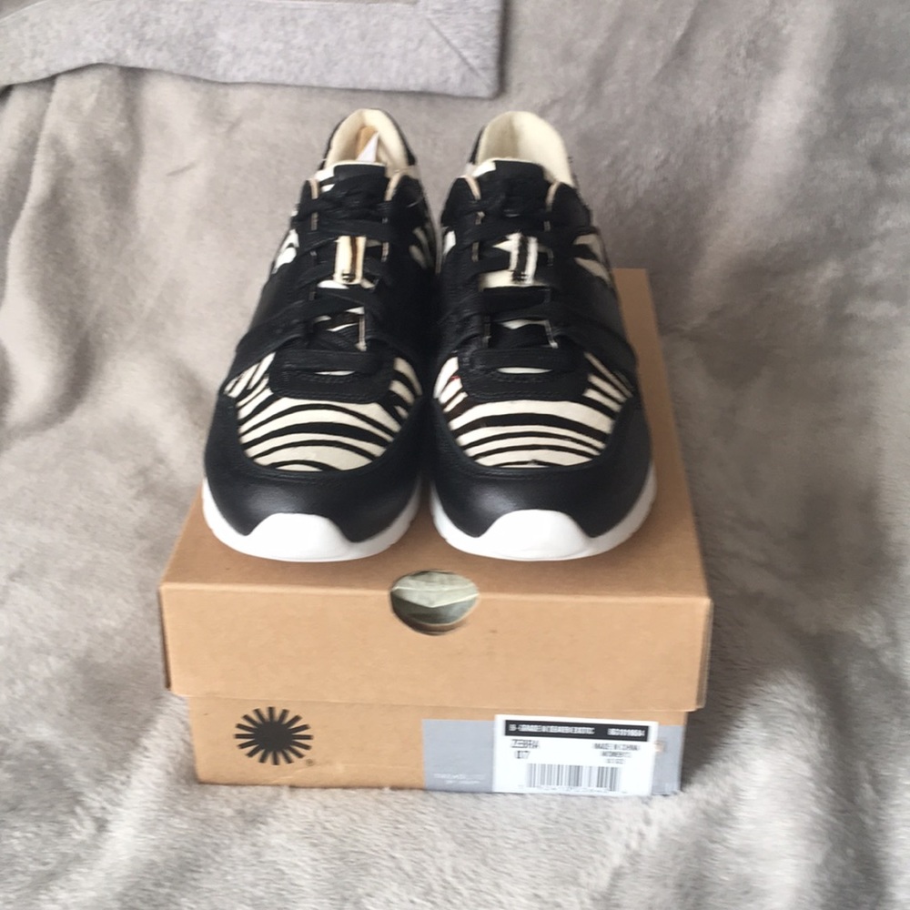 UGG DEAVAN SHOE (ZEBRA)